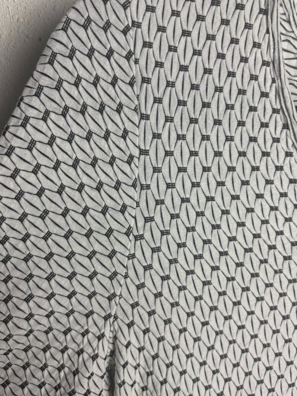 Habitat Size S Blouse Top Geometric Textured V Neck White Black Stretch Casual - Picture 2 of 6